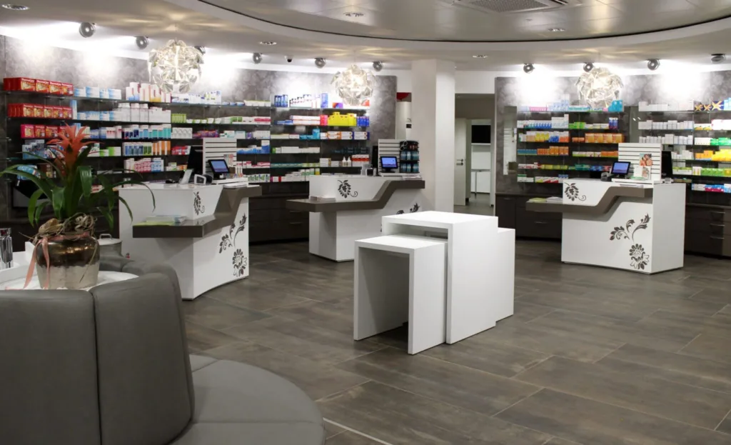 StorchenApotheke_Neueroeffnung_neue beschriftung der apotheke